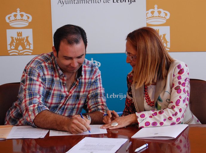 La alcaldesa de Lebrija firma la adjudicación del contrato