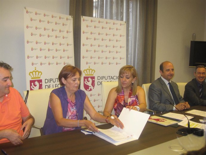 Isabel Carrasco durante la firma de los convenios