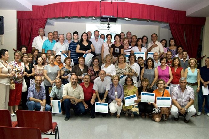 La presidenta de la Diputación, Petronila Guerrero, junto a los alumnos de un cu