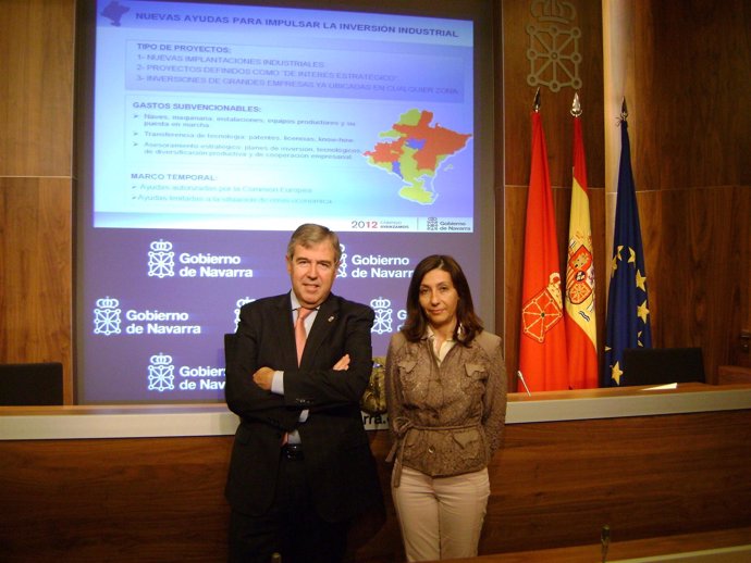 El consejero de Innovación, Empresa y Empleo, José María Roig, y la directora ge