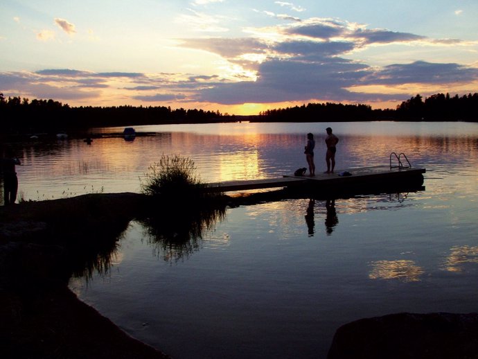 Atardecer en un lago de Finlandia