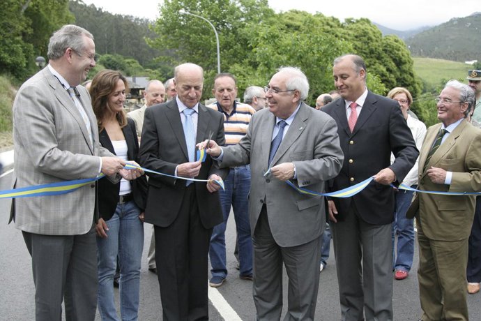 Areces, en una inauguración reciente en Villayón