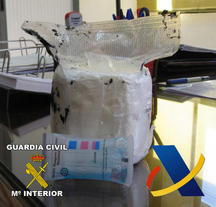 Material incautado por la Guardia Civil dentro dentro del interior de una bomba 