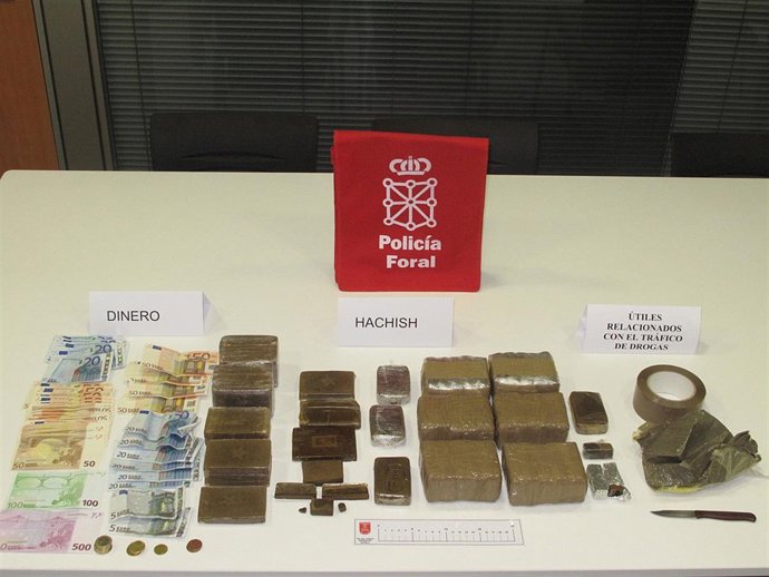 Dinero y hachís incautado a los detenidos. 