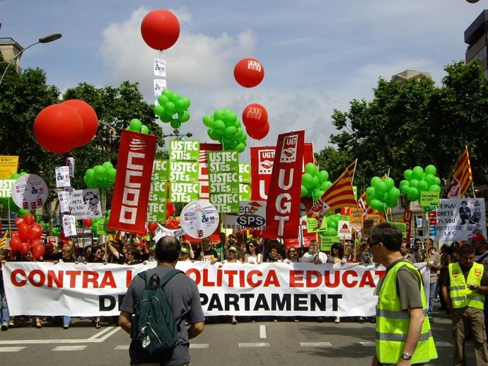 Los profesores empiezan la protesta una hora antes
