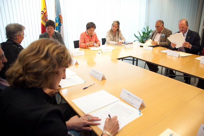 La conselleira de Sanidade (centro) firma los convenios de colaboración.