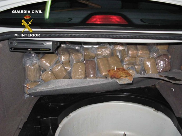 Paquetes de hachís ocultos en un doble fondo intervenidos en el puerto de Almerí