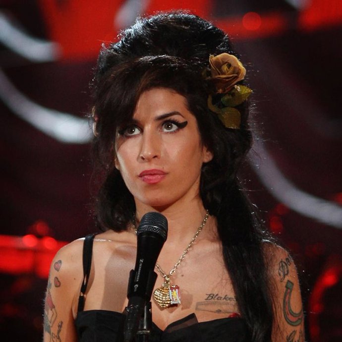 Amy Winehouse se embarca en una nueva relación tormentosa