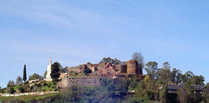 Vista del castillo de Constantina tras el desplome de la torre del homenaje.