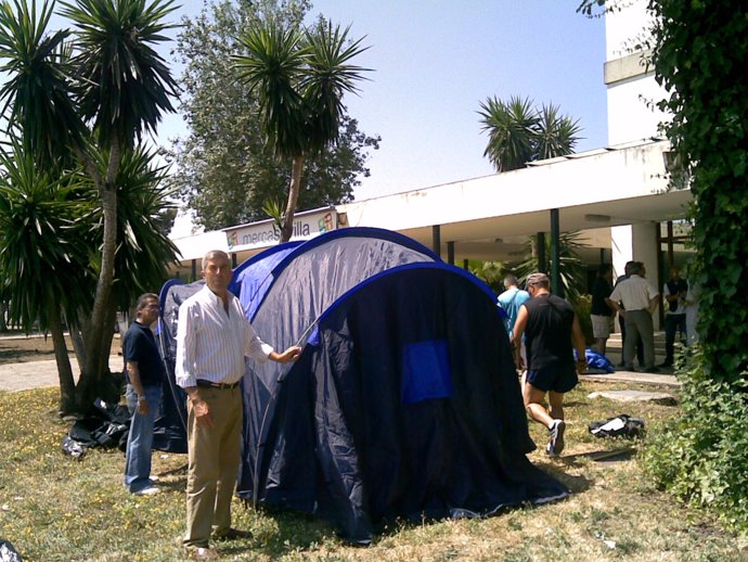 Los pre jubilados de Mercasevilla acampan ante la sede de la empresa.