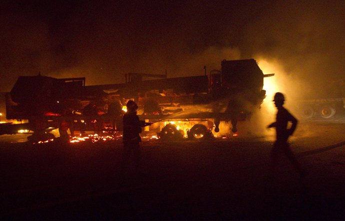 Ataque contra un convoy de la OTAN, 50 camiones incendiados en Afganistán