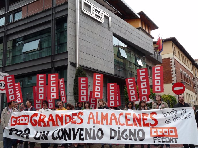 CCOO de Navarra se concentra frente a la CEN contra el convenio del sector de lo