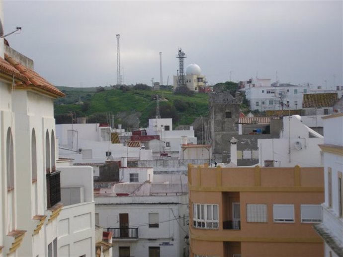 Pueblo de Tarifa con el radar militar al fondo