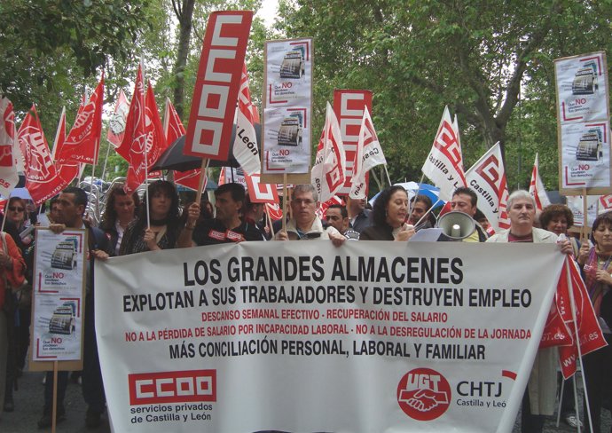 Trabajadores de grandes almacenes se manifiestan en Valladolid.