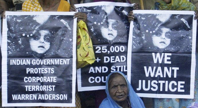 Cartel de protesta por el escape tóxico de Bhopal en India