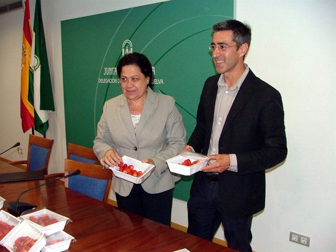 La delegada de Economía, Innovación y Ciencia en Huelva, junto al 