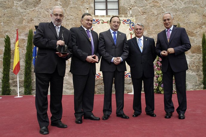 El presidente riojano con los galardonados