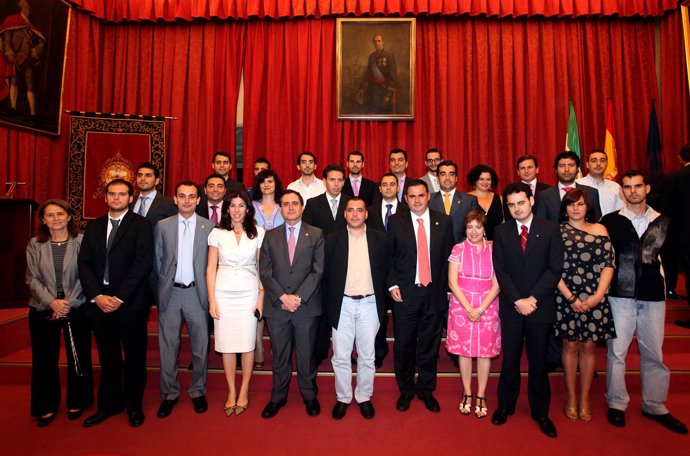 El rector de la US, Joaquín Luque, con los premiados en el Concurso de iniciativ