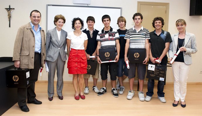 Alumnos premiados en Consumópolis y su profesor junto con Loren Albéniz.