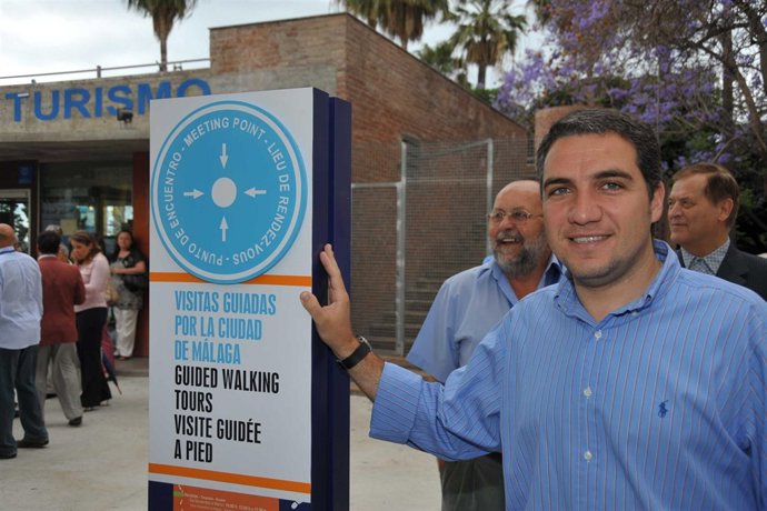 Elías Bendodo junto al punto de información turística