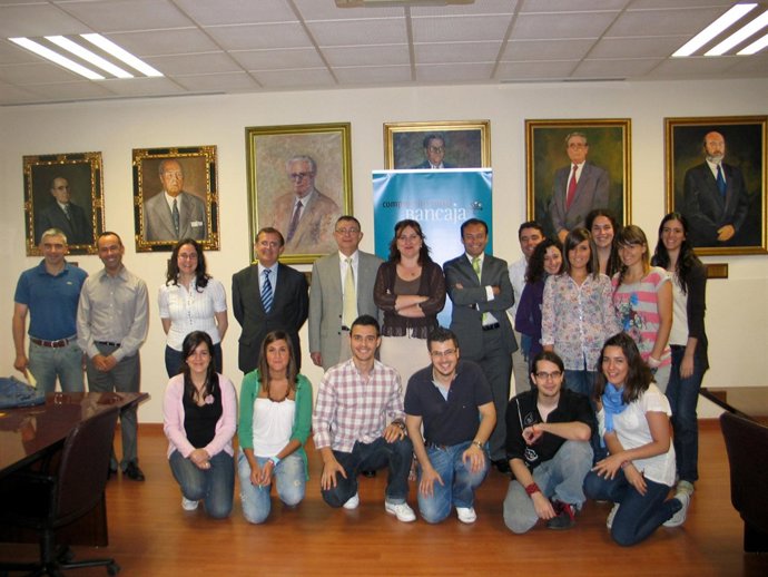 Representantes de la UJA y Bancaja junto con los alumnos que se beneficiarán de 