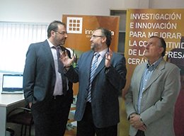 El delegado de Economía en Jaén durante la visita 