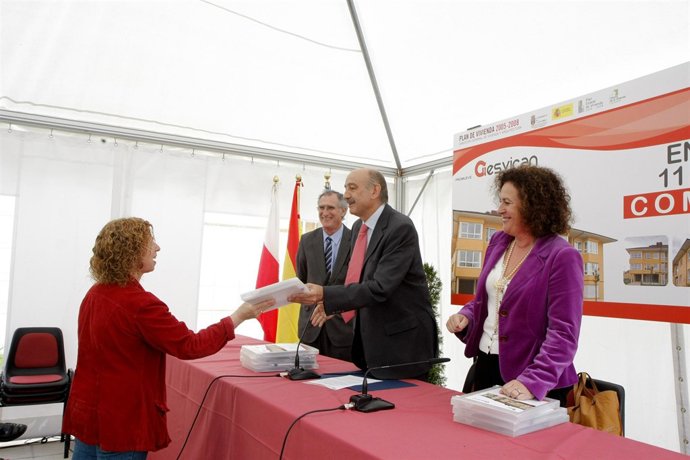 Entrega de viviendas en Comillas