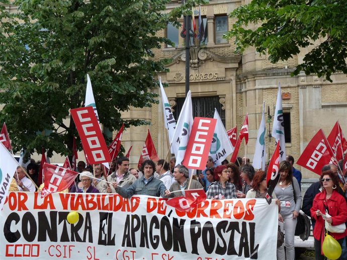 Trabajadores de Correos se concentran en Pamplona en defensa de la "viabilidad" 