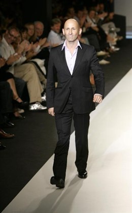 El diseñador en el desfile.