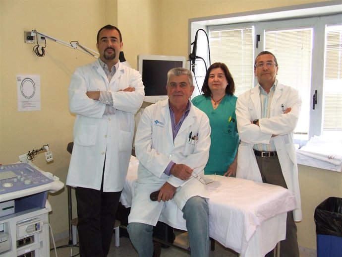 Parte del equipo de cirujanos y médicos de la Unidad de Mama del Hospital Univer