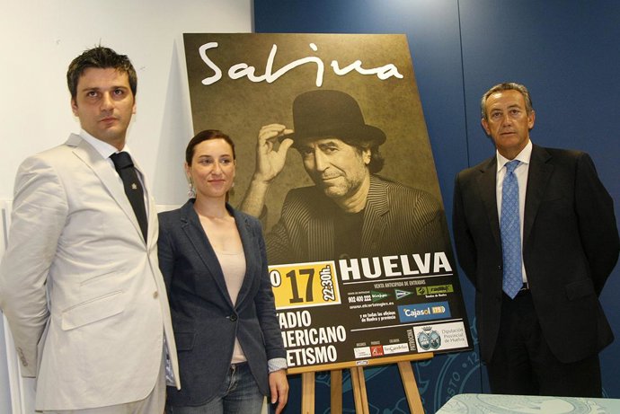  La diputada provincial Lola Herrera junto al cartel anunciador del concierto qu