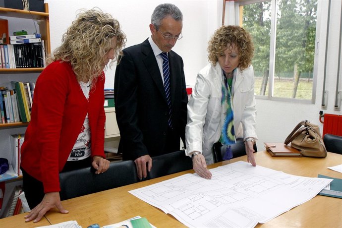 La consejera de Educación y el director del colegio Gerardo Diego