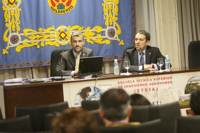 El rector, Julio Lafuente, y el vicerrector de investigación, Alfonso Carlosena,