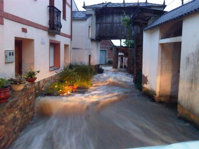 Riada en una calle de la localidad provocada por las lluvias.