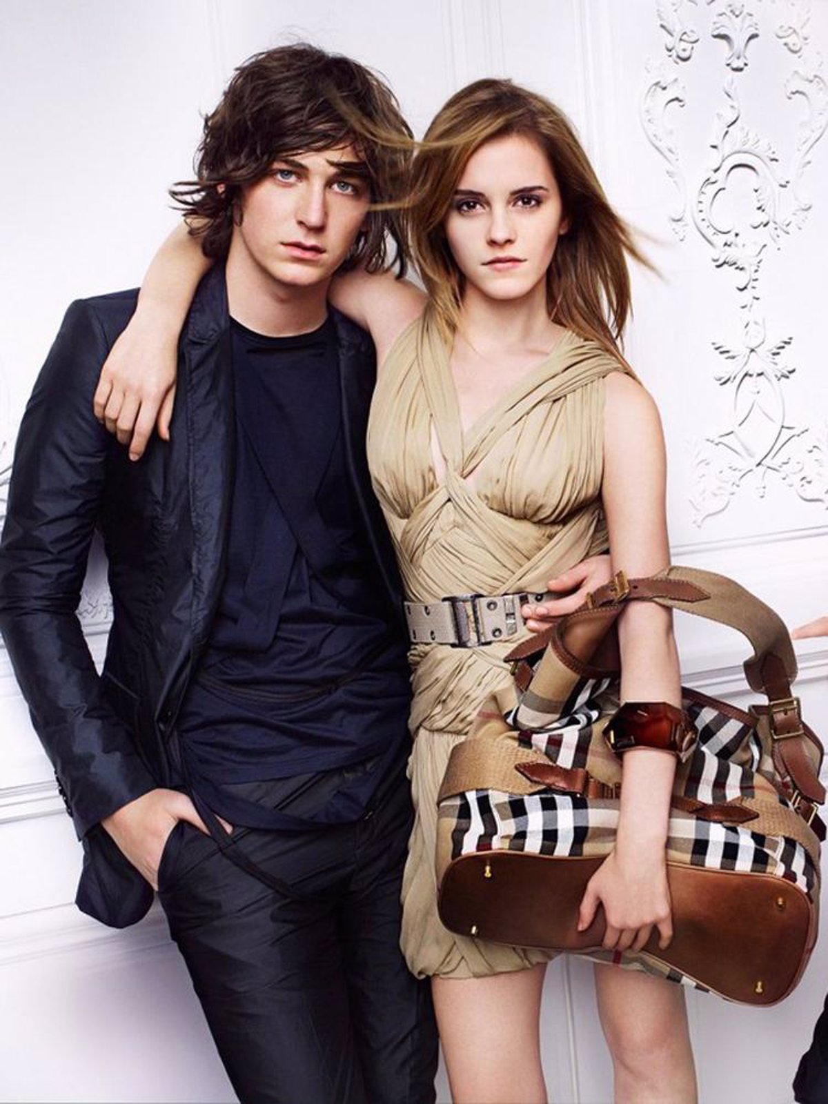 Emma Watson sale con un modelo de Burberry