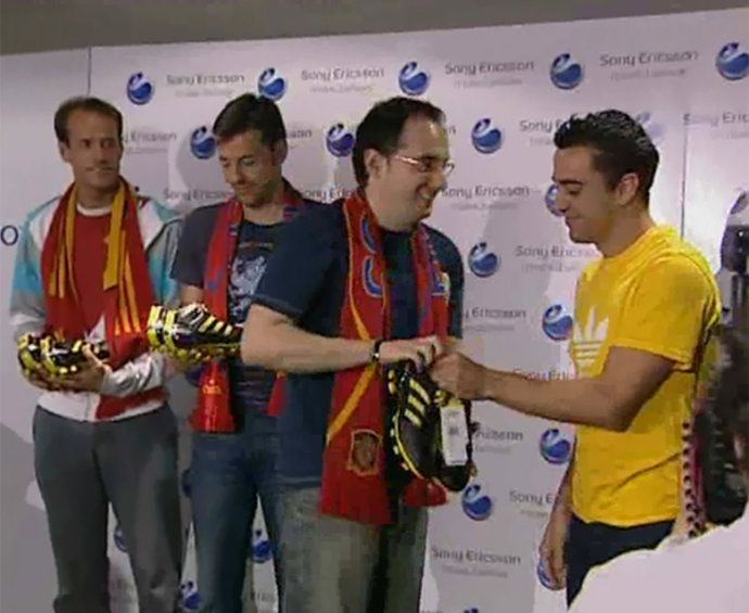 Xavi Alons le da sus botas a unos aficionados