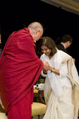 Urmi Basu recibiendo un premio de manos del Dalai Lama