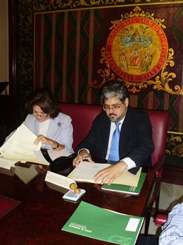 La directora del Sacu, Rosa Muñoz, y el delegado provincial de Salud, Tomás Mart