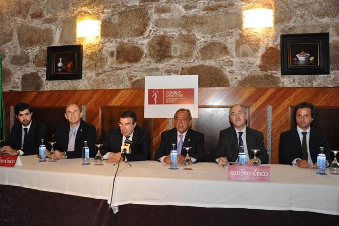 Miembros del Consejo de Dentistas en la rueda de prensa.