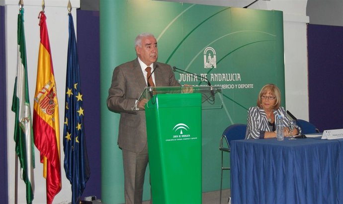 El consejero y la rectora de la UMA