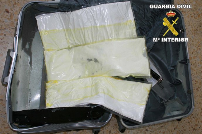 Maleta con la droga ya oculta en el doble fondo 