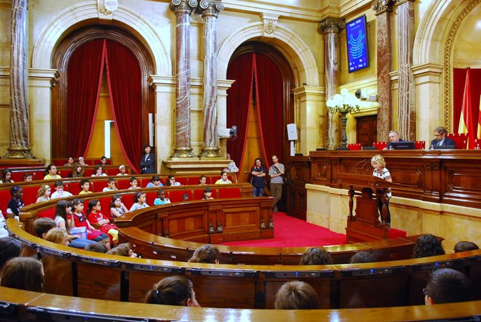 Los niños ocuparon hoy los escaños de la cámara