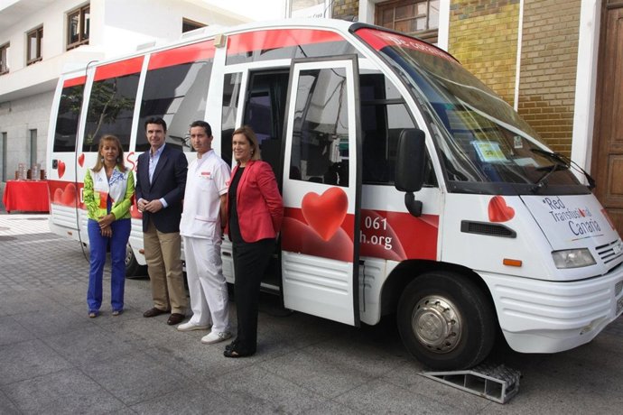 Un momento de la visita a la Unidad Móvil del ICHH en Lanzarote 