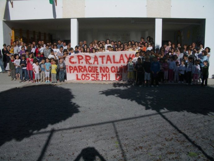 Padre y Alumnos contra la desaparición de centros Semi-D