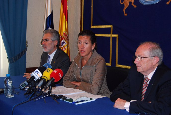 De izquierda a derecha, el rector de la Universidad de Las Palmas de Gran Canari