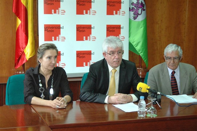  José Ángel Hermida durante la presentación del I Premio Internacional de Poesía