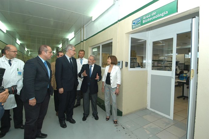 El consejero Ávila durante la visita.