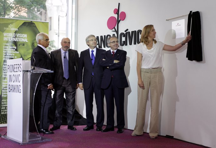 La infanta Cristina descubre la placa en la inauguración de la sede de Banca Cív