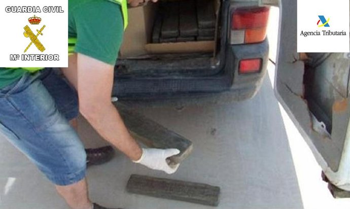 Agente extrayendo droga