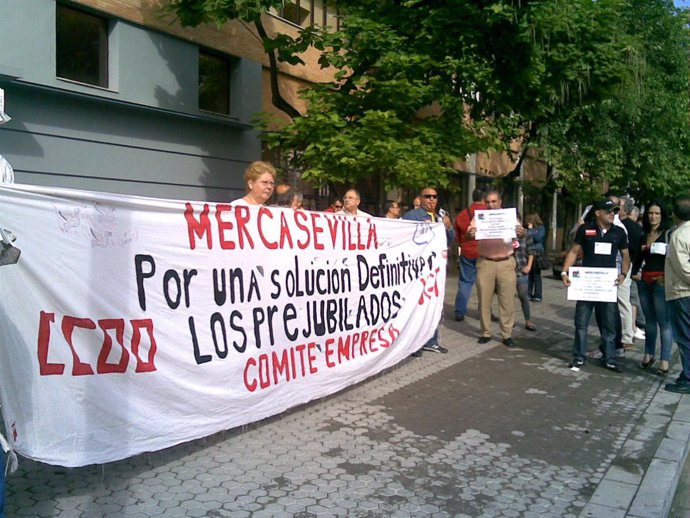 Los pre jubilados de Mercasevilla durante su última protesta.